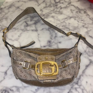 Guess väska - Unik Guessväska i superbra skick!💕 Liten väska med gulddetaljer ✨