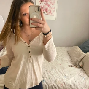 Jättefin trekvartsärmad odd molly tröja! - Fin odd molly tröja som är trekvartsärmad. Jättefint unikt tryck på ryggen. Har använt den mycket sällan då den inte riktigt är min stim. Skriv för fler bilder eller frågor! 