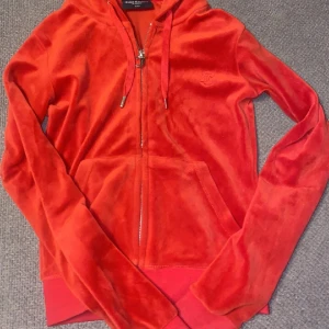 Juciy kofta  - Jag säljer denna vara för att den kommer inte till användning + ena Juciy metall grejen har lossnat på ens snöret så därför säljer jag lite för billigare pris 