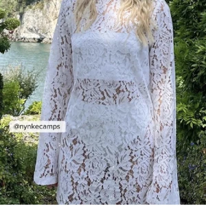 Studentklänning - Säljer denna superfina vita klänning som passar perfekt till studenten eller skolavslutning!