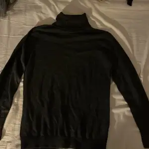Säljer denna jättefina polo tröja i mörkgrå med stl 38/40 känns som xs, säljer för att den inte passar mig. Aldrig andvänd bara testat.🤍