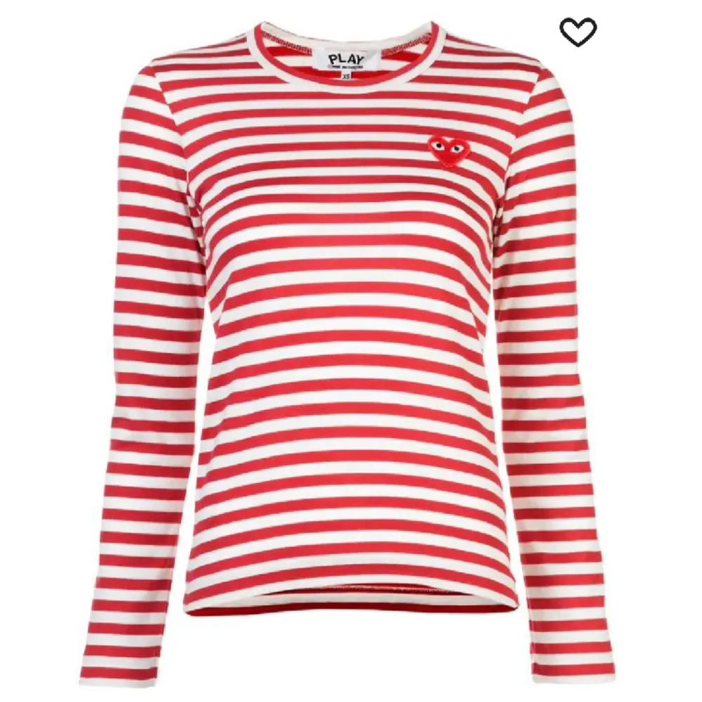 Långärmad vit/röd randig tröja från comme des garcons play. Står storlek L men passar mig som är en S (funkar även till Xs). Skjortor.