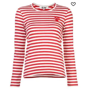 Långärmad vit/röd randig tröja från comme des garcons play. Står storlek L men passar mig som är en S (funkar även till Xs)