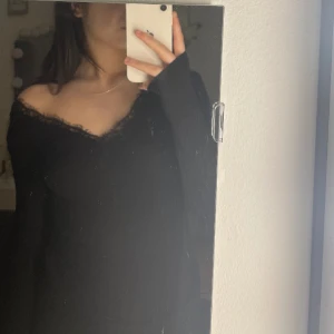 Svart spets topp - Säljer en jätte fin svart spets topp i storlek S som jag köpte från New Yorker för några år sedan. Den är  knappast är använd💁🏽‍♀️ köpte den för 200kr mitt pris är 130kr. Pris kan diskuteras vid snabb affär💕