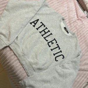 BikBok Tjock tröja - Tjocktröja från bikbok säljer jag eftersom använder inte längre, storlek Xs och ser ut som ny, köparen står för frakt eller så möta vi upp💗