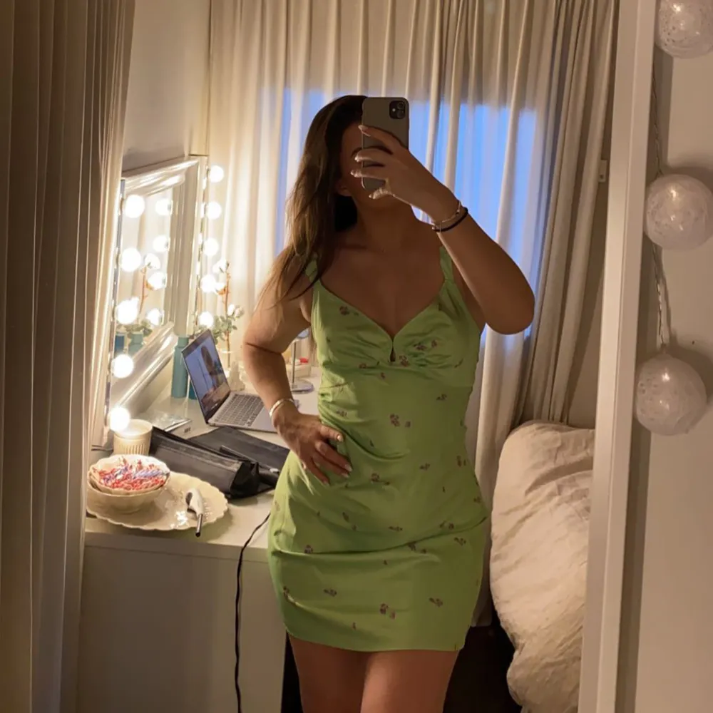 Nimes Mini Dress från Adoore Köpt för 1195kr Strl 40 (passar M/L) Endast testad, aldrig använd Superfin men säljer den för att den är för kort för min del. Köpte den för att jag älskar färgen och motivet.  OBS! Pris kan diskuteras! . Klänningar.