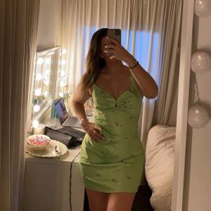 Nimes Mini Dress från Adoore Köpt för 1195kr Strl 40 (passar M/L) Endast testad, aldrig använd Superfin men säljer den för att den är för kort för min del. Köpte den för att jag älskar färgen och motivet.  OBS! Pris kan diskuteras! 