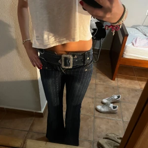 Bootcut jeans - Fett snygga randiga unika bootcut jeans! De är helt nya med prislapp på❤️‍🔥 bältet går att ta av och på! Säljer för att de är försmå i midjan, som syns på bilden😅 Midjemått 34 cm rakt över Innerbensmått 80 cm