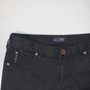 Armani Svarta Jeans  - Säljer mina Armani Jeans som är i bra skick då de inte används. Vanlig passform. Skick 9/10 🤩