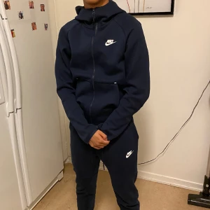 Nike kofta  - Hej, jag säljer min blåa Nike kofta som jag ej använder, storleken är S men den är liten i storleken så den skulle passa bättre om du bär xs enlig mig.