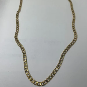 Guldpläterad kedja i Silver - Oanvänd skick 5/5 Nypris: 499kr Delvis justerbart (55cm)