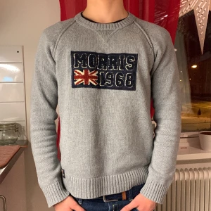 Morris tröja  - Säljer dena jätte snygga Morris stickade tröja. Som är varm, skön och snygg för vintern. 10/10 i skick. Morris tag finns kvar. Hör av er vid funderingar eller övrigt. Mvh Alex 