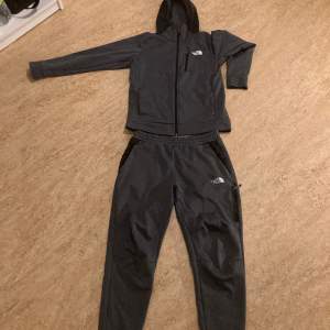 The north face tracksuit STORLEK MEDIUM