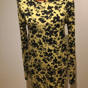 Klänning Lång topp Gina tricot Strl: S  - 94% viskos 6% elastan Längd: 85 cm Armhåla till armhåla: 46 cm