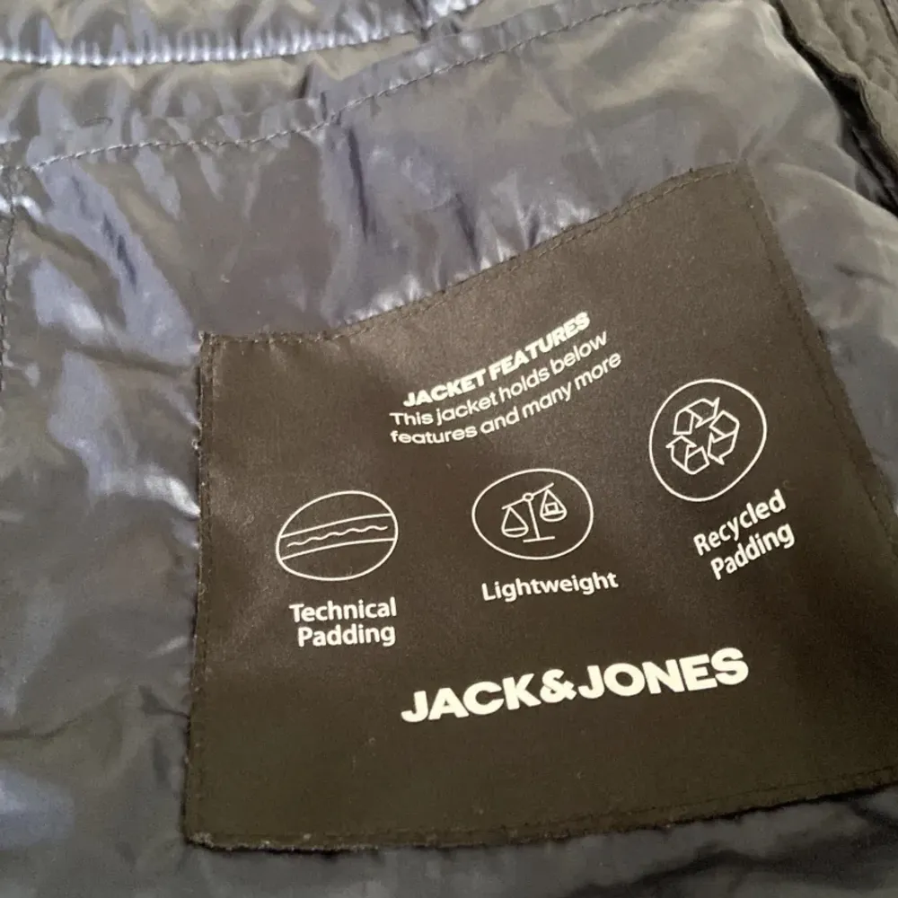Säljer en snygg svart Jack & Jones väst för bara 199kr  Pris sänkes vid snabba köp. Jackor.