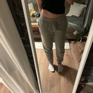 Grå mjukisbyxor från Nike - Grå mjukisbyxor från Nike. Aningens noppriga vid insidan av låren men inget som syns🩶storlek M