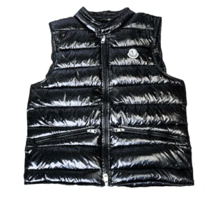 Moncler Black Gui Down Gilet  - -Färg: svart  -Storlek: XS/S -Skick: Begangnad men ser ut som ny!  -Pris: 2999kr  -Betalning: swish/konto överföring - Köp sker via DM 