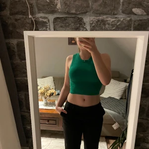 Grönt Linne från Zara - Superfint grönt linne från Zara som inte kommer till användning längre. Sparsamt använd💚Storlek S