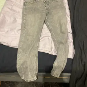 Jack and Jones jeans i storlek 32 32 vitgråa är knappt använda på nätet kostar dom 700 säljer mina för 150