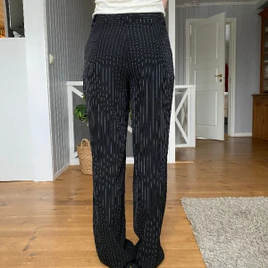 Randiga kostymbyxor  - Superfina kostymbyxor som är sparsamt använda. De är strl S och är lite långa för mig som är 167!