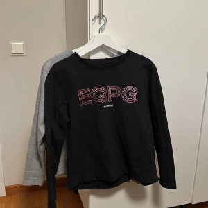 Sweatshirts - Två stycken sweatshirts från equipage. Perfekta att ha i stallet eller till vardags. Har använt dom några gånger men dom är i bra skick båda två. Perfekt tjocklek att ha tex under en jacka! Båda för 200kr alt 120kr/st ❣️