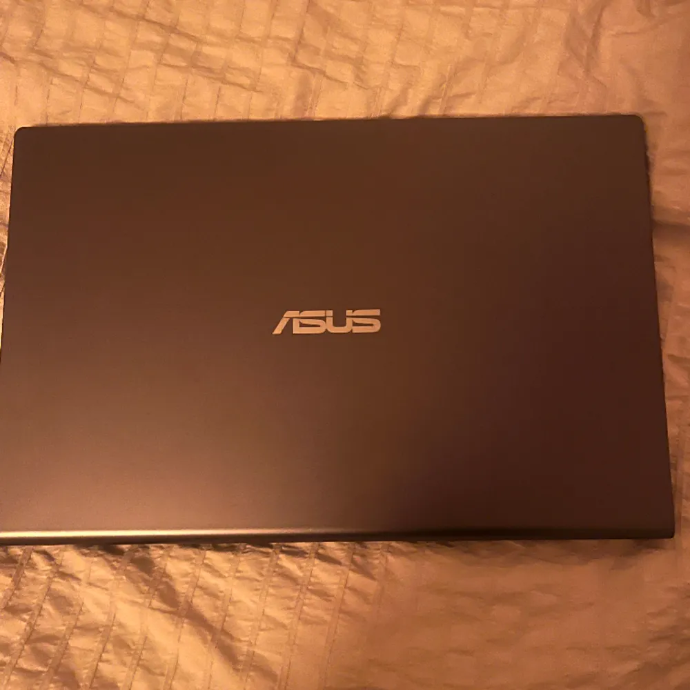 MODELL: ASUS X515 Använd ca 1 år Säljer pga köpt en ny dator. Övrigt.