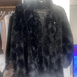 Päls jacka veromoda storlek xs - Hej säljer min fina och mysiga pälsjacka ( fuskpäls ) ifrån veromoda i storlek xs, modellen är skit fin på den är inte för kort eller lång Passar S också. Inga skador eller så säljer pga jag ej använder den längre