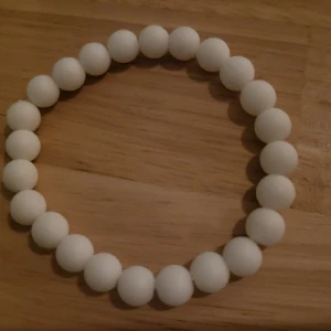 Handgjort Armband - 8 mm. Stenar, vit matt