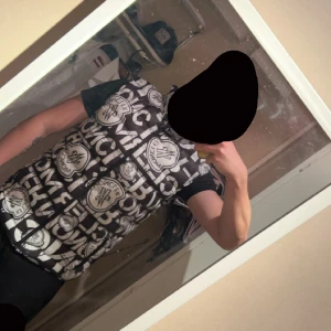 Moncler väst  - Tjenare säljer denna västen. Vet inte om den är äkta dock då jag fick den.finns säkert någon kunnig som kan lista ut det 