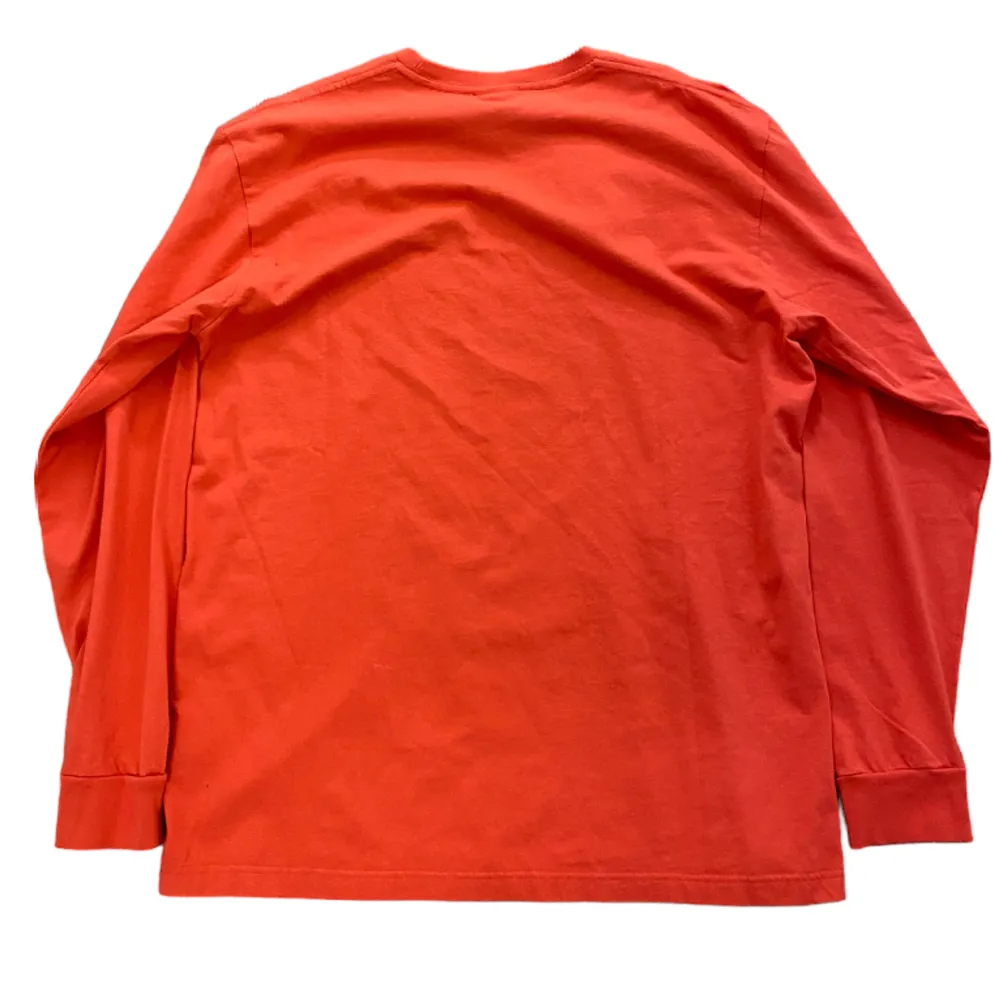 En SNS longsleeve T-shirt i storlek L. Longsleeven är ny med lappar och inga skador eller fläckar. Nypris är kring 500kr. Vid fler frågor eller mått tveka inte att kontakta oss!. T-shirts.