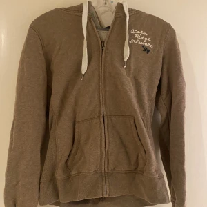 Tröja  - Zip hoodie från H&M! Använd ett par gånger men har fortfarande kvalitet. Det är storlek M men är rätt så liten för sin storlek. 100kr +frakt!!