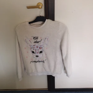 Tröja - En söt tröja har använt den 1 gång när jag var mindre. Jätte bra till mindre barn.