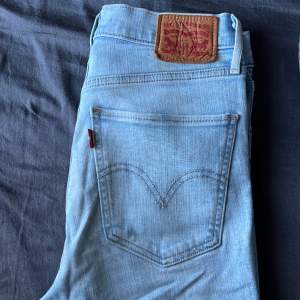 Modellen heter ”Mile high super skumt jeans” i storlek 27 
