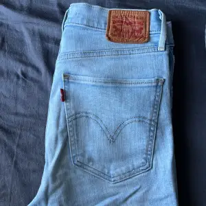 Modellen heter ”Mile high super skumt jeans” i storlek 27 