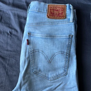 Levis jeans  - Modellen heter ”Mile high super skumt jeans” i storlek 27 