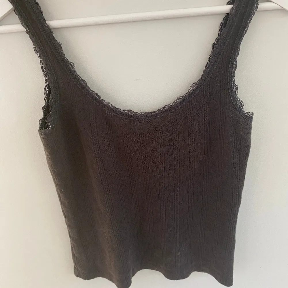 Säljer den här brun/svarta linnet från Brandy Melville eftersom att de inte längre kommer till användning. Den är i bra skick men skriv för fler bilder 💗köpare står för frakt . Toppar.