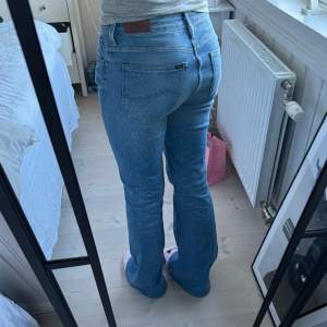 Så snygga bootcut jeans från lee. Jag är 166cm och brukar ha storlek 36 i jeans💗 Använd gärna köp direkt!