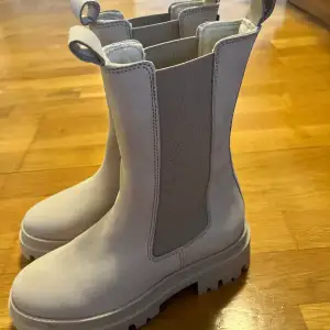 Tamaris boots i beige/ latte strl 36, aldrig använda. Rymliga.