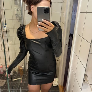 Svart klänning  - Svart klänning från Nelly, storlek S. Knappt använd ✨✨