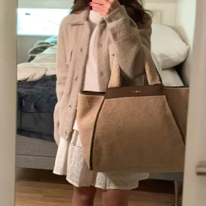 Kappa från Yaya Women💕 - Säljer helt oanvända kappa från Yaya Women, säljer pågrund av jag rensar ut lite. Kappan är i storlek xs och jättefin ljusrosa färg💕 köpte för 700kr men säljer för 450kr