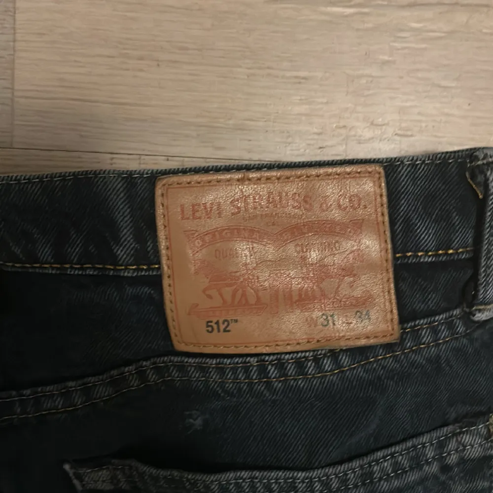Ett bra par jeans som har använts ett dussintal gånger. Storlek W:31 L34 Färg svart. Nypris 900kr . Jeans & Byxor.