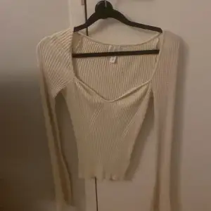 Urringad ribb stickad tröja från hm med utsvängda armar köptes för 300 kr
