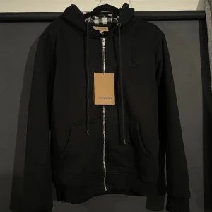 Burberry Hoodie - Säljer nu min riktigt feta burberry hoodie i väldigt bra skick! Storlek S och använd ett fåtal gånger.