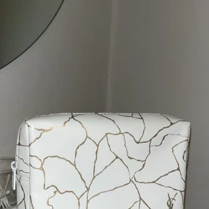 YSL necessär  - Helt oanvänd YSL necessär  Vit med guldiga streck 