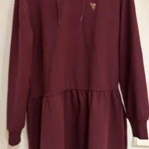 U.S POLO klänning - Ny U.S POLO hoodie klänning, med tag, aldrig använd pga för liten. Störlek L. 66% bomull.