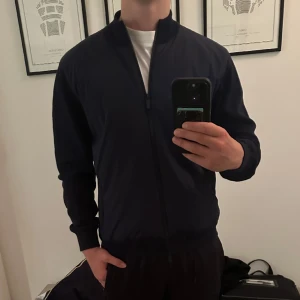John Henric Cardigan - Riktigt snygg cardigan från John Henric, i riktigt bra skick, 10/10✅. Pris kan diskuteras vid snabb affär.