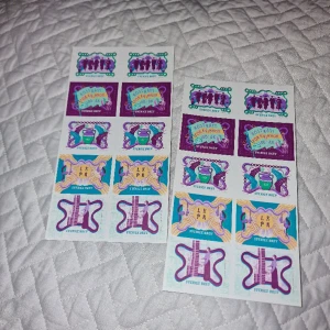 Frimärken - Två ark med frimärken, 1 frimärke motsvarar 50g. Valörlösa så fungerar livet ut🙌🏽 155kr/st, båda för 300kr