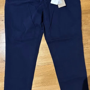 Byxor Henri Lloyd  - New chino byxor med tag. Aldrig använd pga de är för liten. 97% Cotton och 3% elastane. 