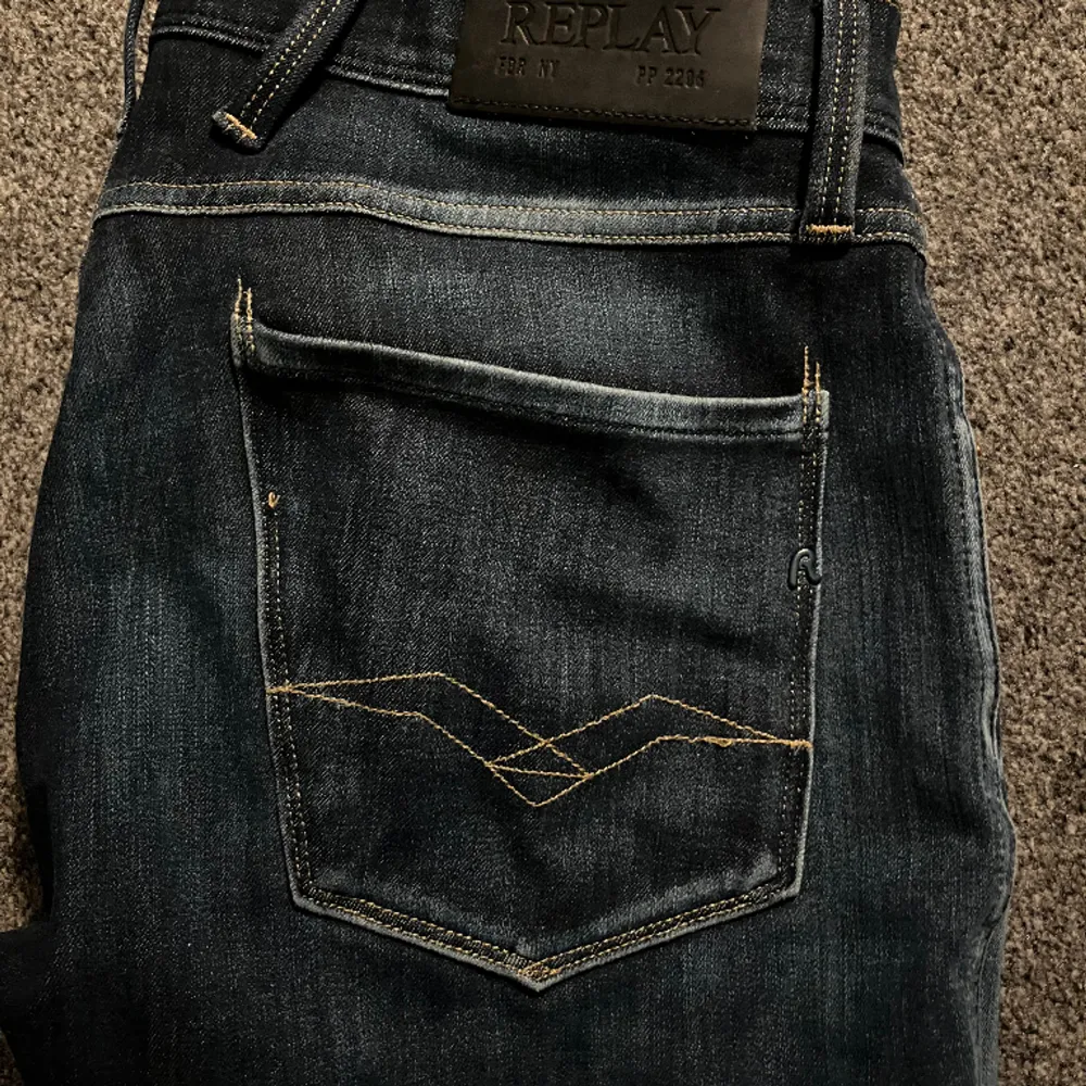 Säljer nu dessa sjukt feta replay jeans, skick 9/10, för fler bilder eller frågor är de bara o höra av dig//Liam. Jeans & Byxor.