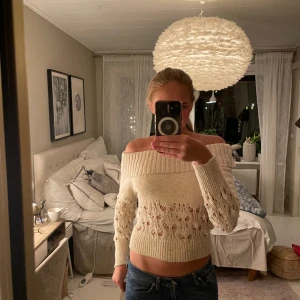 Stickad cool tröja - Svin cool tröja som är off shoulder, super fin och skit snygg men kommer inte till användning, skriv om ni har några frågor ❤️